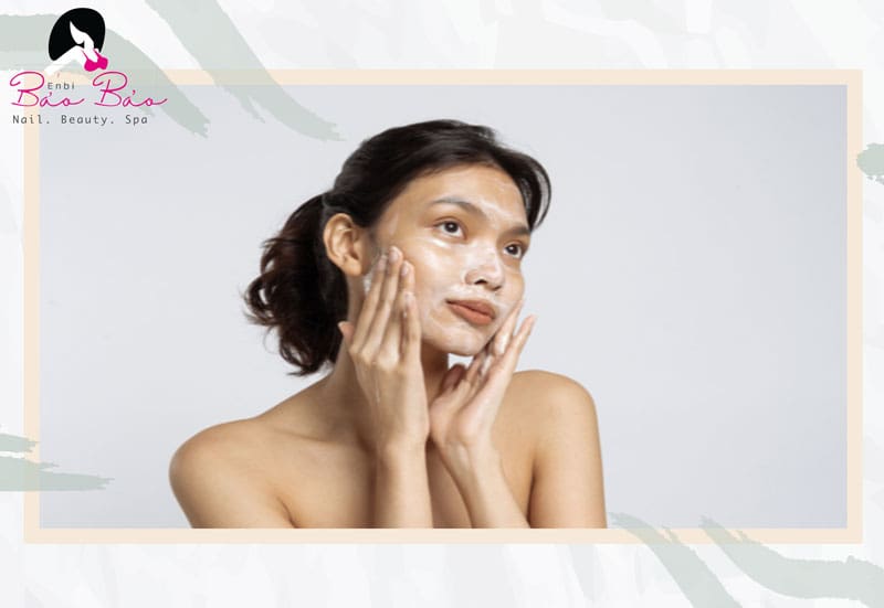 Rửa sạch mặt với sữa rửa mặt nhẹ nhàng sáng và tối